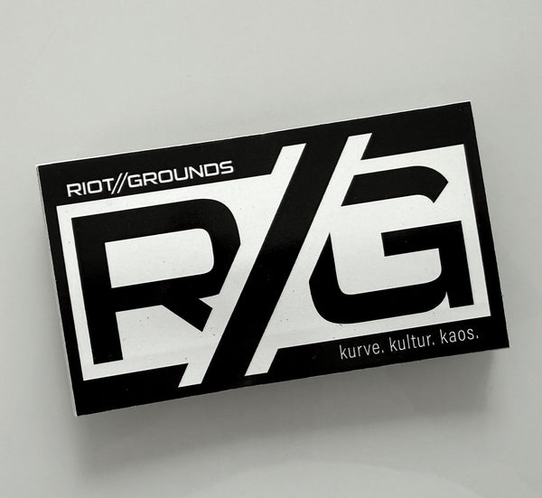 RIOT//GROUNDS Logo Aufkleber „R//G“ – 10,8 x 6,2 cm