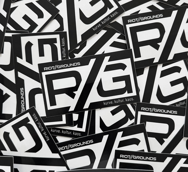 RIOT//GROUNDS Logo Aufkleber „R//G“ – 25 Sticker, Schwarz/Weiß