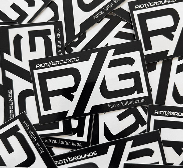 RIOT//GROUNDS Logo Aufkleber „R//G“ – Schwarz/Weiß